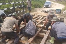 Wujudkan Kelancaran Akses Desa, Kompi 3 Batalyon C Pelopor Brimob Kaltim Revitalisasi Jembatan di Tumbit Dayak