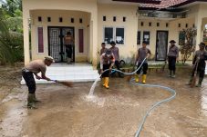 Personel BKO Satuan Brimob Polda Kalimantan Timur Bersihkan Posyandu Seulanga, Pastikan Layanan Kesehatan Warga Aceh Utara Kembali Optimal