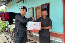 Berkah Ramadhan, Batalyon A Brimob Kaltim Salurkan Paket Sembako Untuk Warga Balikpapan