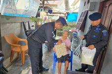 Wujud Kepedulian di Bulan Suci: Batalyon B Pelopor Brimob Kaltim Sambangi Lansia di Samarinda Seberang