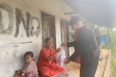 Sentuhan Kemanusiaan di Bulan Suci: Brimob Kaltim Sambangi Buruh Batu Bata di Karang Joang