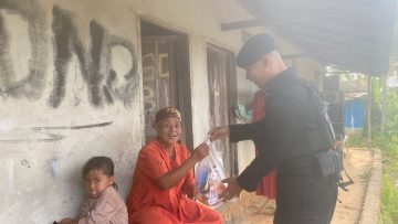 Sentuhan Kemanusiaan di Bulan Suci: Brimob Kaltim Sambangi Buruh Batu Bata di Karang Joang