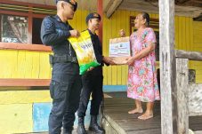 Ramadhan Penuh Berkah: Brimob Berau Salurkan Bantuan Kemanusiaan untuk Mbok Dai di Kelurahan Rinding