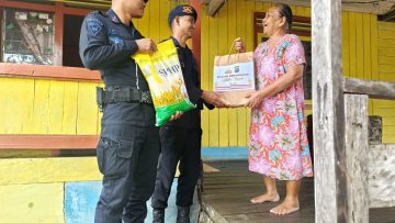 Ramadhan Penuh Berkah: Brimob Berau Salurkan Bantuan Kemanusiaan untuk Mbok Dai di Kelurahan Rinding
