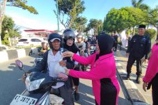 Batalyon A Brimob Kaltim Bersama Bhayangkari Bagi Takjil Untuk Warga Balikpapan