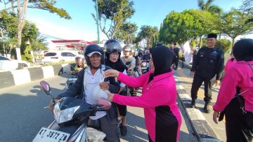 Batalyon A Brimob Kaltim Bersama Bhayangkari Bagi Takjil Untuk Warga Balikpapan