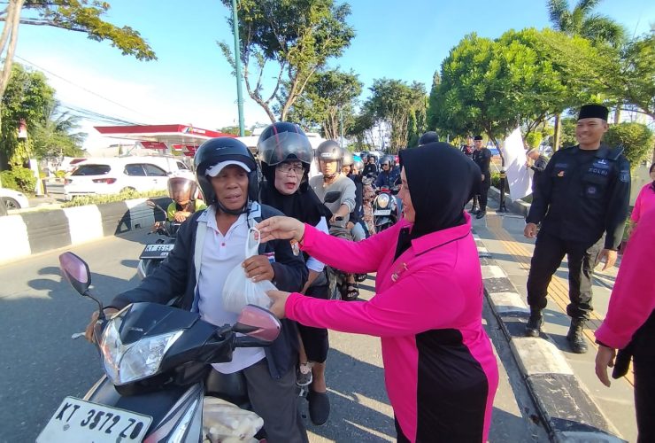 Batalyon A Brimob Kaltim Bersama Bhayangkari Bagi Takjil Untuk Warga Balikpapan