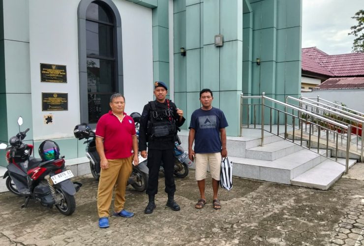 Pastikan Keamanan Ibadah, Brimob Batalyon C Pelopor Kawal Gereja-Gereja di Tanah Grogot
