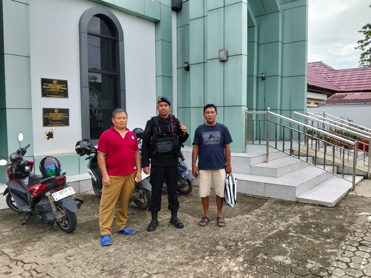 Pastikan Keamanan Ibadah, Brimob Batalyon C Pelopor Kawal Gereja-Gereja di Tanah Grogot