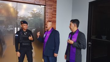 Jaga Toleransi, Brimob Batalyon C Pelopor Kawal Khidmat Ibadah Minggu di Tanjung Redeb  Berau – Komitmen dalam menjaga kebebasan beragama dan menjamin keamanan rumah ibadah terus ditingkatkan oleh jajaran Satuan Brimob Polda Kaltim. Pada Minggu (22/02/2026), tim patroli dari Kompi 3 Batalyon C Pelopor Berau dikerahkan untuk melakukan pengamanan ibadah rutin umat Nasrani di wilayah Tanjung Redeb. Tim yang dipimpin oleh Bripda Ifan Evendy bersama dua personel lainnya menyambangi sejumlah gereja guna memberikan rasa aman bagi para jemaat yang tengah menjalankan aktivitas spiritual, sekaligus memastikan kondusivitas wilayah hukum Kabupaten Berau tetap terjaga di akhir pekan.  Dua titik utama yang menjadi sasaran patroli pengamanan kali ini adalah Gereja GPIB di Jalan Mangga I serta Gereja Toraja yang berlokasi di Jalan Sawi, Tanjung Redeb. Personel Brimob tampak bersiaga di area pintu masuk dan melakukan pemantauan di sekeliling gereja guna mengantisipasi segala bentuk potensi gangguan kamtibmas. Kehadiran personel baret biru di lapangan ini disambut baik oleh pengurus gereja dan para jemaat. Berdasarkan pemantauan selama kegiatan berlangsung, seluruh rangkaian ibadah di kedua gereja tersebut berjalan dengan sangat aman, tertib, dan penuh kekhidmatan.  Komandan Satuan (Dansat) Brimob Polda Kaltim, Kombes Pol. Andy Rifai, S.I.K., M.H., menyatakan bahwa kegiatan ini merupakan implementasi nyata dari filosofi “Bakti Brimob untuk Masyarakat” dalam rangka menjaga kebinekaan. Beliau menegaskan bahwa kehadiran Polri di rumah ibadah adalah untuk memberikan jaminan keamanan tanpa memandang latar belakang. “Tugas kami adalah memastikan setiap warga negara dapat menjalankan ibadahnya dengan tenang dan nyaman. Patroli ini adalah langkah preventif untuk memastikan bahwa toleransi di Bumi Batiwakkal tetap terjaga dengan baik tanpa adanya gangguan sedikit pun,” ujar Kombes Pol. Andy Rifai.  Andy Rifai juga berpesan kepada seluruh lapisan masyarakat untuk terus memupuk rasa persaudaraan dan saling menjaga antarumat beragama. Beliau menekankan bahwa keamanan adalah fondasi utama bagi kemajuan daerah yang hanya bisa dicapai melalui kolaborasi antara aparat dan masyarakat. “Mari kita jadikan keragaman ini sebagai kekuatan. Jangan pernah ragu untuk melaporkan hal-hal yang mencurigakan kepada kami, karena perlindungan masyarakat adalah prioritas tertinggi. Teruslah tebar kedamaian dan kasih sayang. Jiwa Ragaku Demi Kemanusiaan,” pungkasnya.