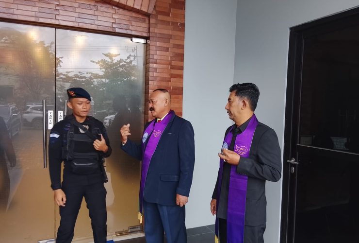 Jaga Toleransi, Brimob Batalyon C Pelopor Kawal Khidmat Ibadah Minggu di Tanjung Redeb  Berau – Komitmen dalam menjaga kebebasan beragama dan menjamin keamanan rumah ibadah terus ditingkatkan oleh jajaran Satuan Brimob Polda Kaltim. Pada Minggu (22/02/2026), tim patroli dari Kompi 3 Batalyon C Pelopor Berau dikerahkan untuk melakukan pengamanan ibadah rutin umat Nasrani di wilayah Tanjung Redeb. Tim yang dipimpin oleh Bripda Ifan Evendy bersama dua personel lainnya menyambangi sejumlah gereja guna memberikan rasa aman bagi para jemaat yang tengah menjalankan aktivitas spiritual, sekaligus memastikan kondusivitas wilayah hukum Kabupaten Berau tetap terjaga di akhir pekan.  Dua titik utama yang menjadi sasaran patroli pengamanan kali ini adalah Gereja GPIB di Jalan Mangga I serta Gereja Toraja yang berlokasi di Jalan Sawi, Tanjung Redeb. Personel Brimob tampak bersiaga di area pintu masuk dan melakukan pemantauan di sekeliling gereja guna mengantisipasi segala bentuk potensi gangguan kamtibmas. Kehadiran personel baret biru di lapangan ini disambut baik oleh pengurus gereja dan para jemaat. Berdasarkan pemantauan selama kegiatan berlangsung, seluruh rangkaian ibadah di kedua gereja tersebut berjalan dengan sangat aman, tertib, dan penuh kekhidmatan.  Komandan Satuan (Dansat) Brimob Polda Kaltim, Kombes Pol. Andy Rifai, S.I.K., M.H., menyatakan bahwa kegiatan ini merupakan implementasi nyata dari filosofi “Bakti Brimob untuk Masyarakat” dalam rangka menjaga kebinekaan. Beliau menegaskan bahwa kehadiran Polri di rumah ibadah adalah untuk memberikan jaminan keamanan tanpa memandang latar belakang. “Tugas kami adalah memastikan setiap warga negara dapat menjalankan ibadahnya dengan tenang dan nyaman. Patroli ini adalah langkah preventif untuk memastikan bahwa toleransi di Bumi Batiwakkal tetap terjaga dengan baik tanpa adanya gangguan sedikit pun,” ujar Kombes Pol. Andy Rifai.  Andy Rifai juga berpesan kepada seluruh lapisan masyarakat untuk terus memupuk rasa persaudaraan dan saling menjaga antarumat beragama. Beliau menekankan bahwa keamanan adalah fondasi utama bagi kemajuan daerah yang hanya bisa dicapai melalui kolaborasi antara aparat dan masyarakat. “Mari kita jadikan keragaman ini sebagai kekuatan. Jangan pernah ragu untuk melaporkan hal-hal yang mencurigakan kepada kami, karena perlindungan masyarakat adalah prioritas tertinggi. Teruslah tebar kedamaian dan kasih sayang. Jiwa Ragaku Demi Kemanusiaan,” pungkasnya.