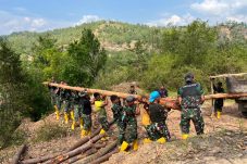 Prajurit Yonzipur 17/AD Bangun Jembatan Darurat Kala Ili, Putus Keterisolasian Lima Desa di Aceh Tengah