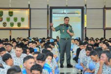 Pangdam VI/Mulawarman Tekankan Disiplin dan Semangat Belajar kepada 1.420 Siswa Kartika Balikpapan