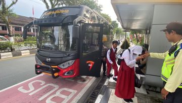 Bus Sekolah Gratis Brimob Jadi Kebanggaan Warga Kota Balikpapan