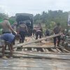 Wujudkan Arahan Presiden Prabowo, Satbrimob Polda Kaltim Revitalisasi Jembatan di Berbagai Pelosok Daerah
