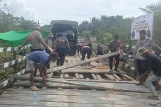 Wujudkan Arahan Presiden Prabowo, Satbrimob Polda Kaltim Revitalisasi Jembatan di Berbagai Pelosok Daerah