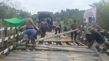 Wujudkan Arahan Presiden Prabowo, Satbrimob Polda Kaltim Revitalisasi Jembatan di Berbagai Pelosok Daerah