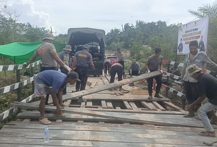 Wujudkan Arahan Presiden Prabowo, Satbrimob Polda Kaltim Revitalisasi Jembatan di Berbagai Pelosok Daerah