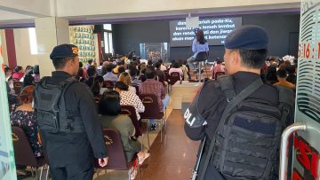 Jamin Kekhusyukan Ibadah Minggu, Brimob Batalyon B Pelopor Samarinda Perketat Pengamanan Gereja