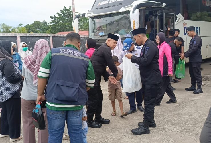 Brimob Berau Berbagi Keberkahan: Gelar Takjil dan Cek Kesehatan Gratis bagi Pemudik di Pool Damri Rinding