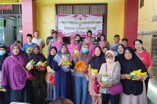 Bhayangkari dan Polwan Brimob Kaltim Berbagi, 250 Kilogram Gula Disalurkan untuk Warga Gunung Sari Ilir