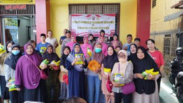 Bhayangkari dan Polwan Brimob Kaltim Berbagi, 250 Kilogram Gula Disalurkan untuk Warga Gunung Sari Ilir