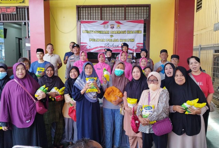 Bhayangkari dan Polwan Brimob Kaltim Berbagi, 250 Kilogram Gula Disalurkan untuk Warga Gunung Sari Ilir