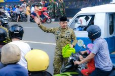 Menebar Berkah Ramadan, Pangdam VI/Mlw berikan tali asih untuk anak yatim dan bagikan Takjil pada pengguna jalan