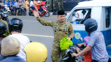 Menebar Berkah Ramadan, Pangdam VI/Mlw berikan tali asih untuk anak yatim dan bagikan Takjil pada pengguna jalan