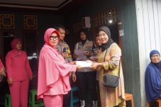 Wujud Kepedulian Nyata: Sinergi Polwan dan Bhayangkari Brimob Kaltim Salurkan Bansos di Baru Ulu