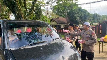 Tebar Kebaikan di Bulan Ramadan, Brimob Kutai Barat dan Bhayangkari Berbagi Takjil untuk Masyarakat