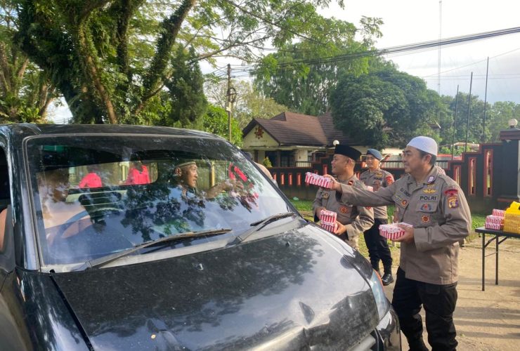 Tebar Kebaikan di Bulan Ramadan, Brimob Kutai Barat dan Bhayangkari Berbagi Takjil untuk Masyarakat