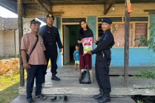 Menebar Berkah Ramadan, Brimob Batalyon B Pelopor Sambangi Warga Prasejahtera di Palaran