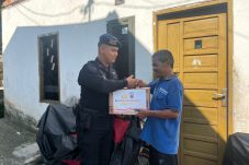 Jumat Berkah di Bulan Puasa, Brimob Balikpapan Bagikan Sembako untuk Warga Membutuhkan