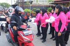 Tumbuhkan Kepedulian di Bulan Ramadan, Brimob Batalyon B Pelopor Bersama Bhayangkari Berbagi Takjil kepada Masyarakat