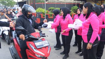 Tumbuhkan Kepedulian di Bulan Ramadan, Brimob Batalyon B Pelopor Bersama Bhayangkari Berbagi Takjil kepada Masyarakat