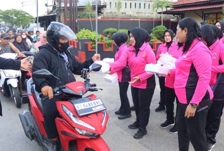 Tumbuhkan Kepedulian di Bulan Ramadan, Brimob Batalyon B Pelopor Bersama Bhayangkari Berbagi Takjil kepada Masyarakat