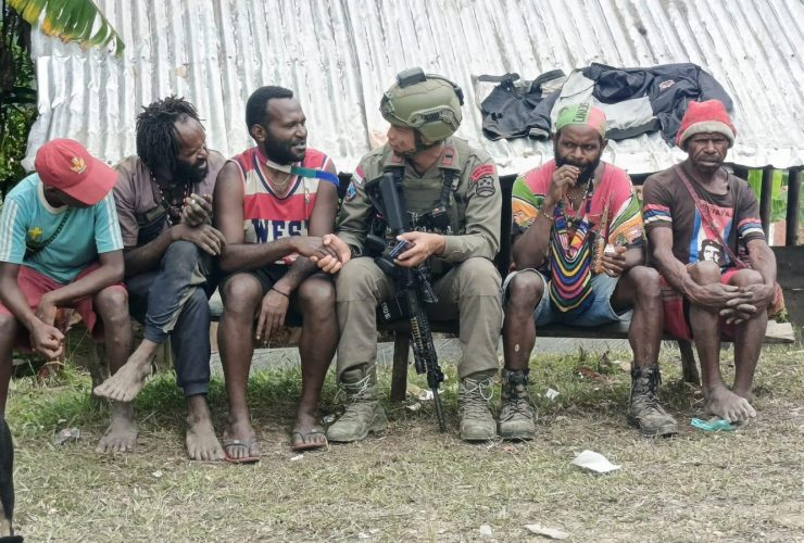 Patroli Humanis di Intan Jaya, Satgas Ops Damai Cartenz Duduk dan Berdialog dengan Warga