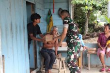 Prajurit Yonif TP 826 Bagikan Takjil Gratis, Pererat Silaturahmi dengan Warga Penajam