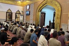 Personel Batalyon A Brimob Kaltim Safari Tarawih di Masjid Al Ikhlas Balikpapan