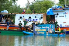 Susuri muara Sungai, Prajurit Kodam VI/Mlw Berbagi Kebahagiaan Ramadhan dan Lestarikan Alam