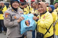 Program Jumat Berkah Div Propam Polri, Bidpropam Polda Kaltim Bagikan Sembako kepada Pengemudi Ojek Online di Balikpapan