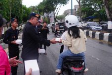 Brimob Polda Kaltim Berbagi 400 Paket Takjil, Pererat Silaturahmi dengan Masyarakat di Bulan Ramadan