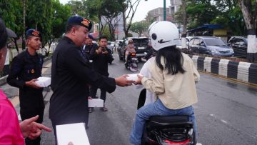 Brimob Polda Kaltim Berbagi 400 Paket Takjil, Pererat Silaturahmi dengan Masyarakat di Bulan Ramadan