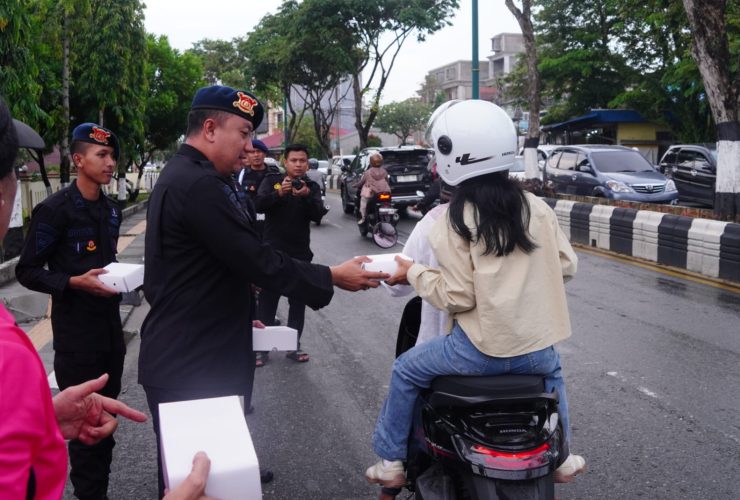 Brimob Polda Kaltim Berbagi 400 Paket Takjil, Pererat Silaturahmi dengan Masyarakat di Bulan Ramadan