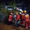 Brimob Tangani Cepat Kasus Pohon Tumbang dan Banjir di Jl. MT Haryono Balikpapan