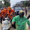 Brimob Tangani Cepat Kasus Pohon Tumbang dan Banjir di Jl. MT Haryono Balikpapan