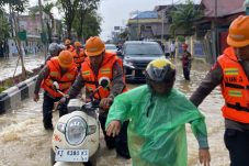 Brimob Tangani Cepat Kasus Pohon Tumbang dan Banjir di Jl. MT Haryono Balikpapan