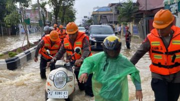 Hujan Deras Picu Banjir di MT. Haryono Balikpapan, Brimob Sigap Evakuasi Warga