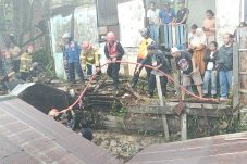 Brimob Bantu Padamkam kebakaran dan Evakuasi Korban di Kelurahan Baru Tengah Balikpapan